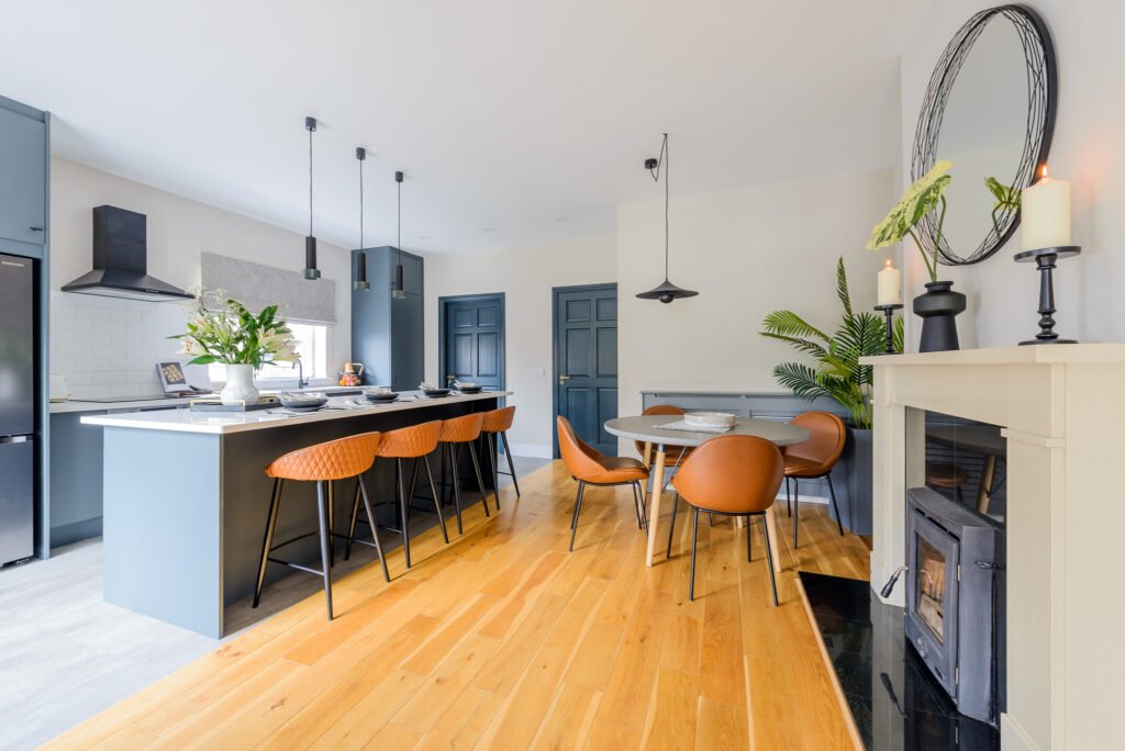 Modern kitchen with an island and dining area – Whitegate Holiday Home, AK Interior, Cork