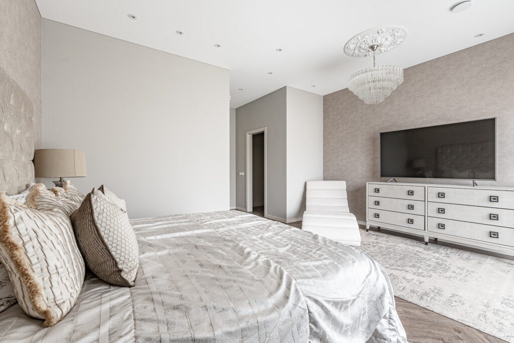 Double vanity bathroom with two illuminated mirrors and a black countertop – AK Interior, Monkstown Full House Design